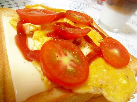 トマトと卵のチーズトースト
